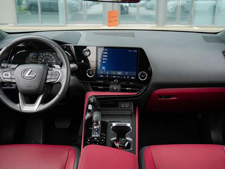 Фото 16 - Lexus NX