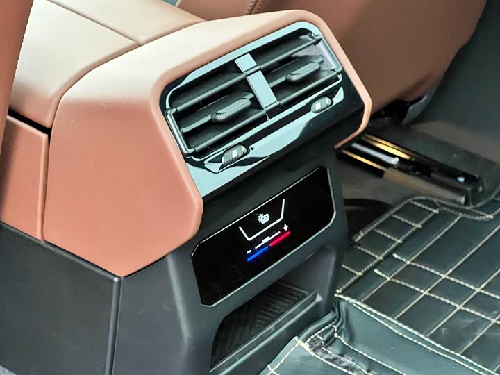 Фото 15 - BMW i5