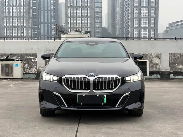 Фото 2 - BMW i5