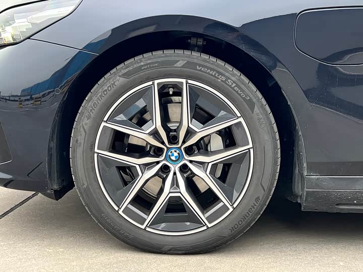 Фото 21 - BMW i5