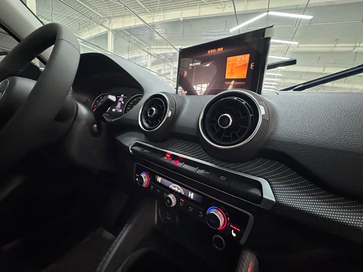 Фото 19 - Audi Q2L