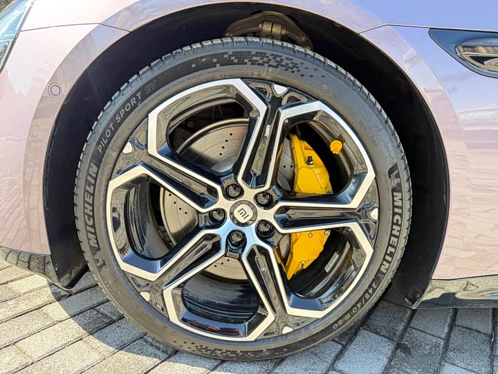 Фото 10 - Xiaomi SU7