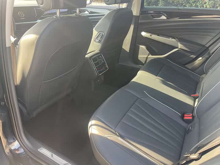 Фото 13 - Volkswagen Passat