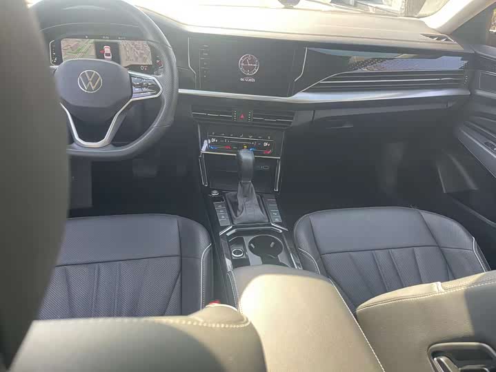 Фото 16 - Volkswagen Passat
