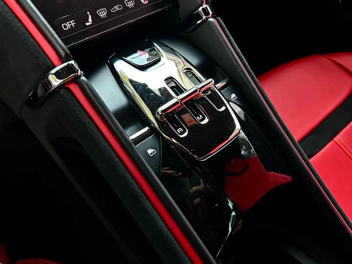 Фото 17 - Ferrari Roma