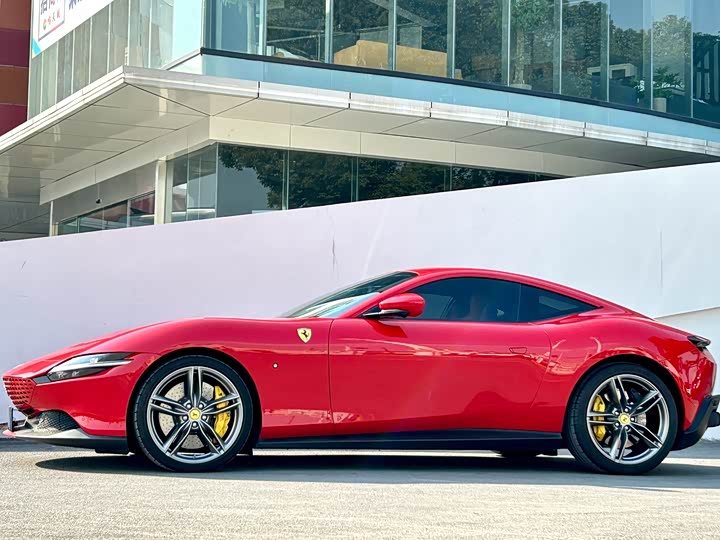 Фото 2 - Ferrari Roma