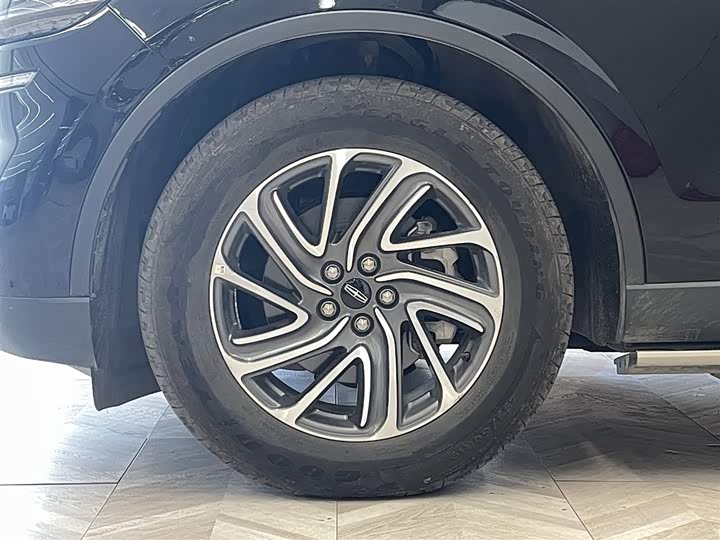 Фото 11 - Lincoln Aviator