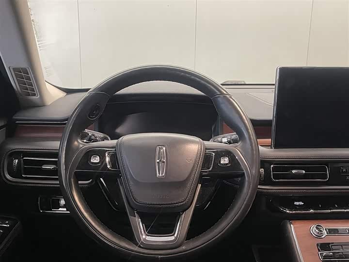 Фото 13 - Lincoln Aviator