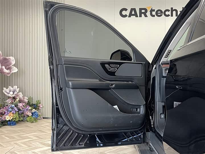 Фото 15 - Lincoln Aviator