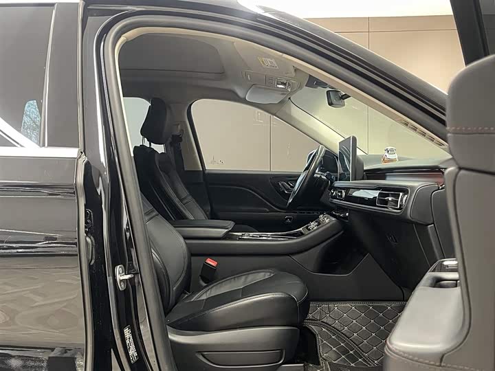 Фото 17 - Lincoln Aviator