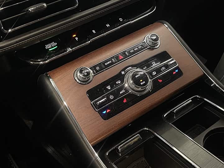 Фото 19 - Lincoln Aviator