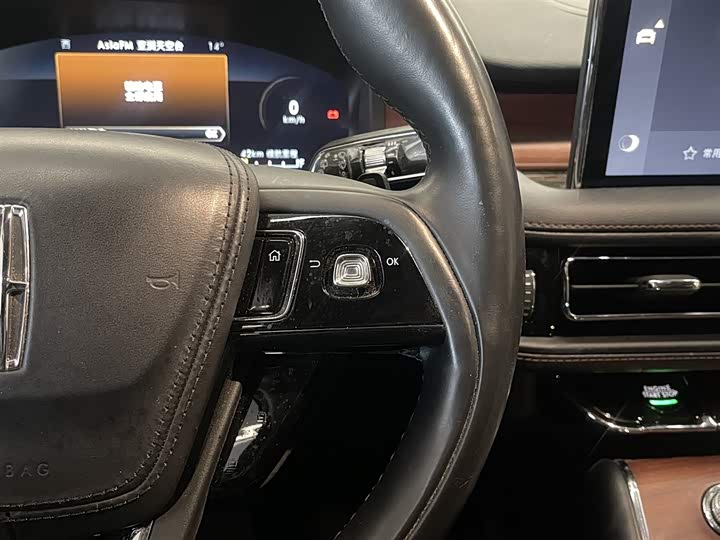 Фото 22 - Lincoln Aviator