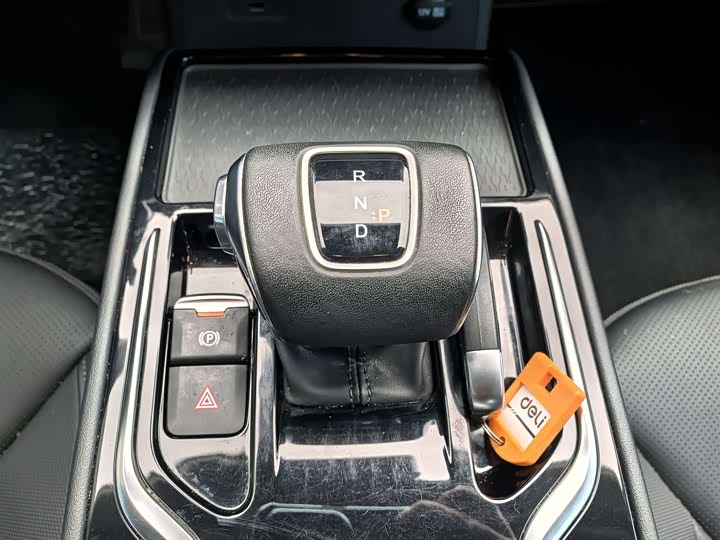 Фото 13 - Hongqi E-QM5