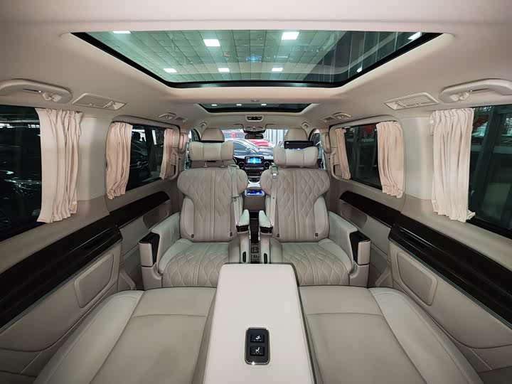 Фото 11 - Mercedes-Benz V-Class