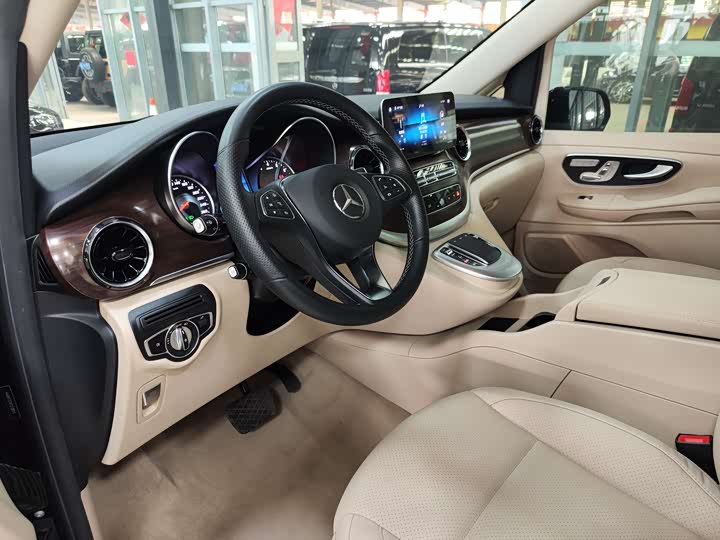 Фото 15 - Mercedes-Benz V-Class