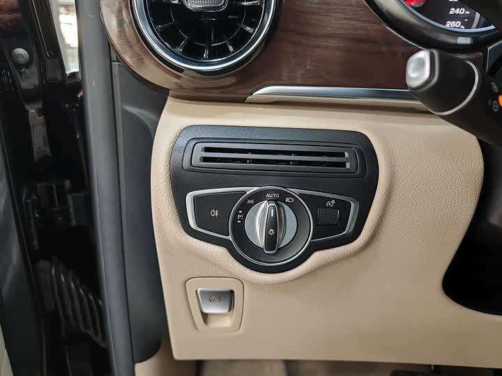 Фото 21 - Mercedes-Benz V-Class