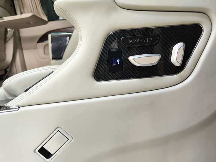 Фото 22 - Mercedes-Benz V-Class