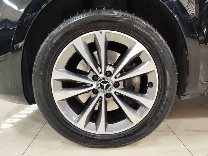 Фото 28 - Mercedes-Benz V-Class