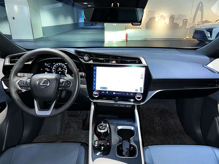 Фото 16 - Lexus RZ