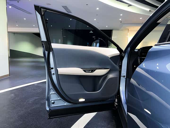 Фото 19 - Lexus RZ