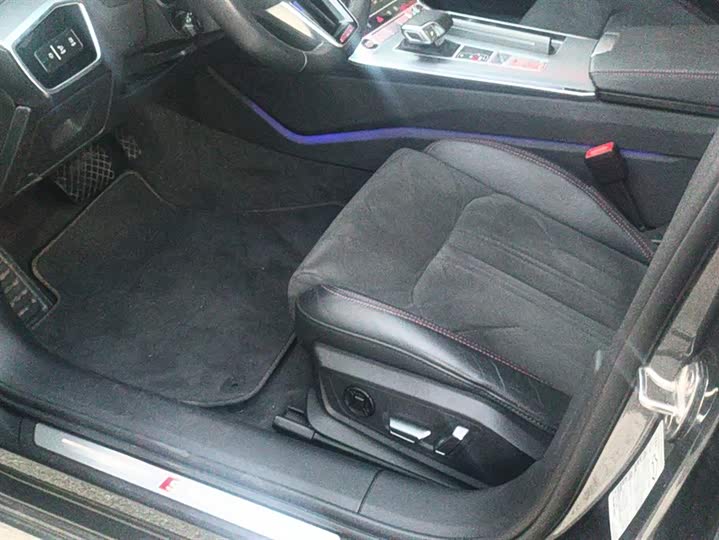 Фото 9 - Audi A6L