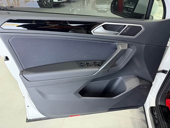 Фото 10 - Volkswagen Tiguan L Pro