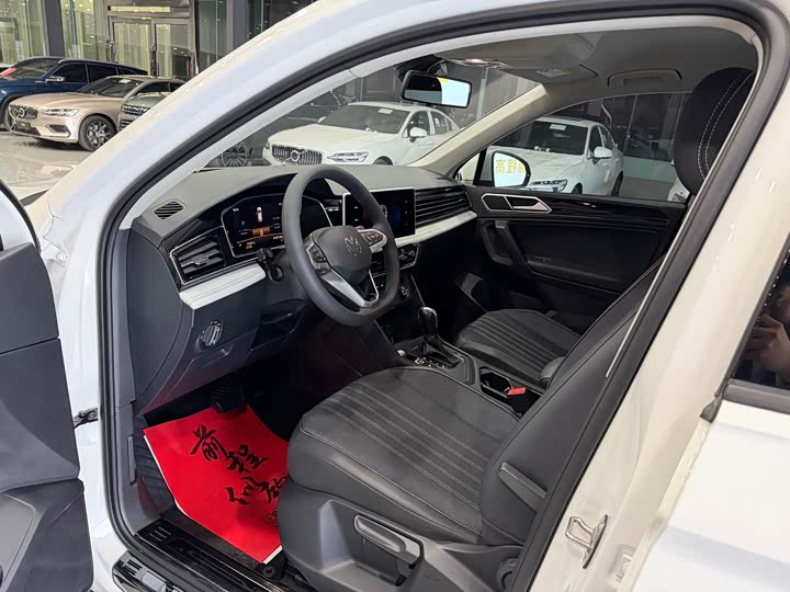 Фото 11 - Volkswagen Tiguan L Pro