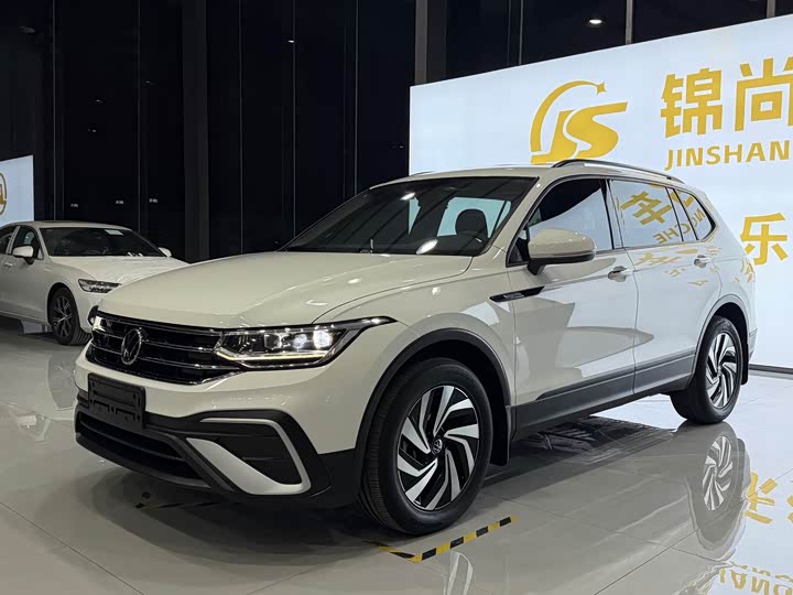 Фото 2 - Volkswagen Tiguan L Pro