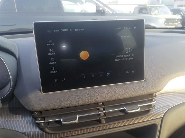 Фото 13 - Hongqi E-QM5