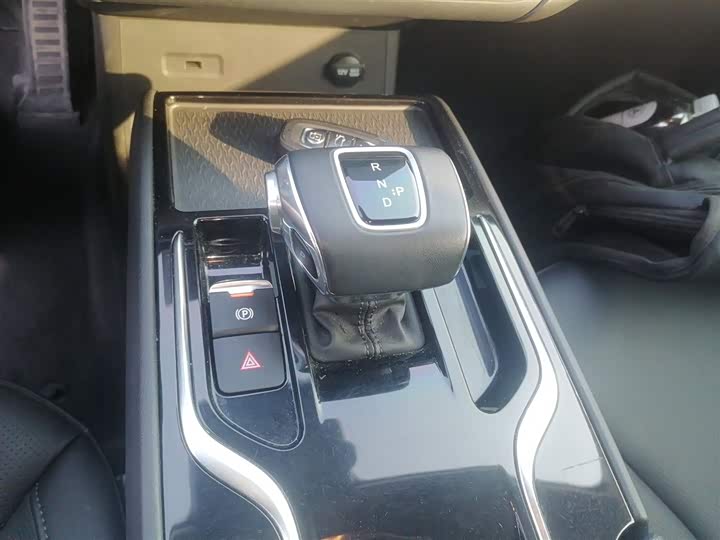 Фото 14 - Hongqi E-QM5