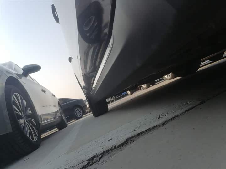 Фото 21 - Hongqi E-QM5