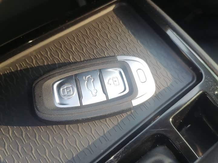 Фото 9 - Hongqi E-QM5