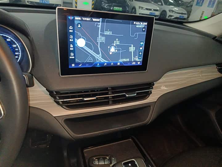 Фото 13 - Hongqi E-QM5