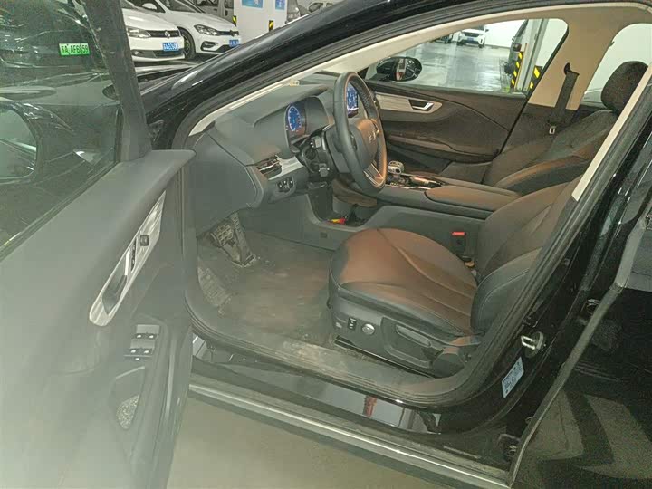 Фото 16 - Hongqi E-QM5