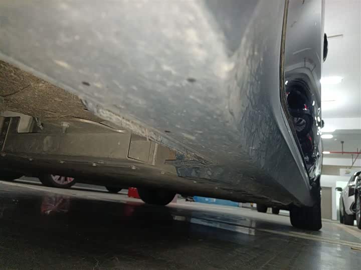 Фото 21 - Hongqi E-QM5