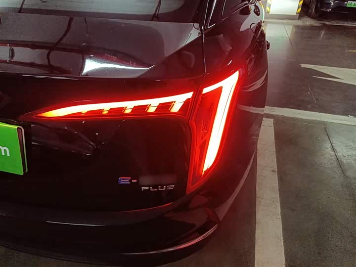 Фото 8 - Hongqi E-QM5