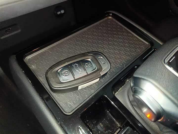 Фото 9 - Hongqi E-QM5