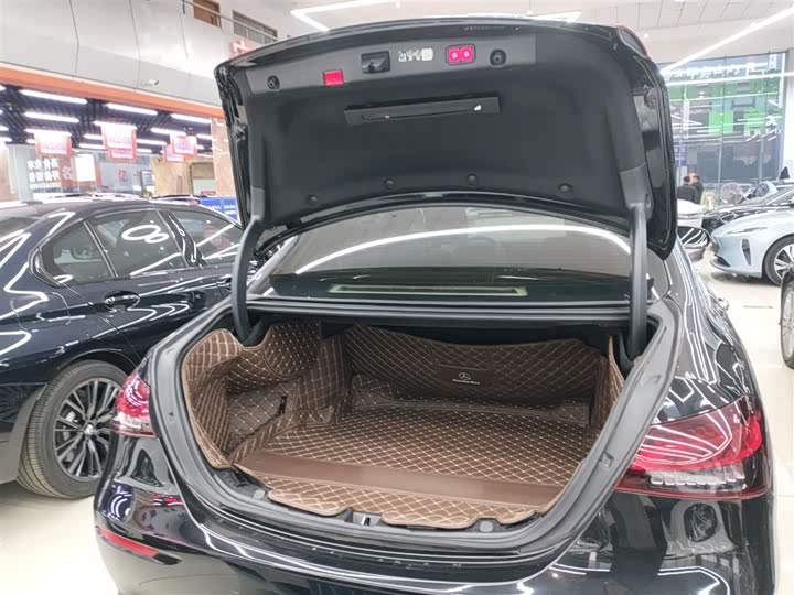 Фото 19 - Mercedes-Benz E-Class