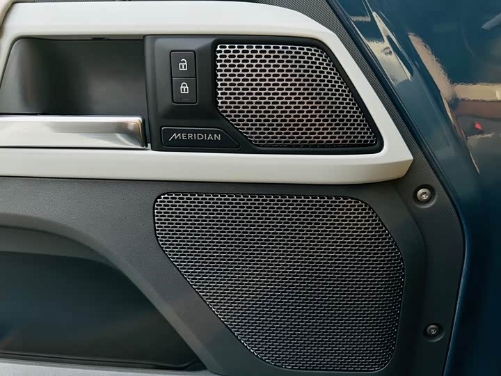 Фото 18 - Land Rover Defender