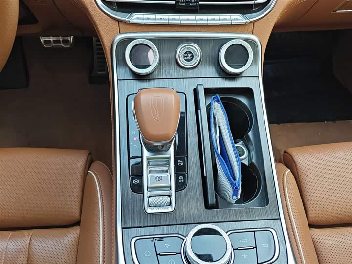 Фото 14 - Hongqi H9