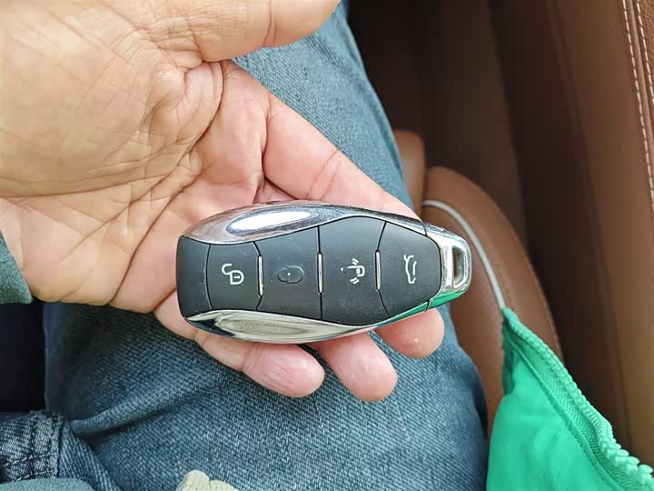 Фото 9 - Hongqi H9