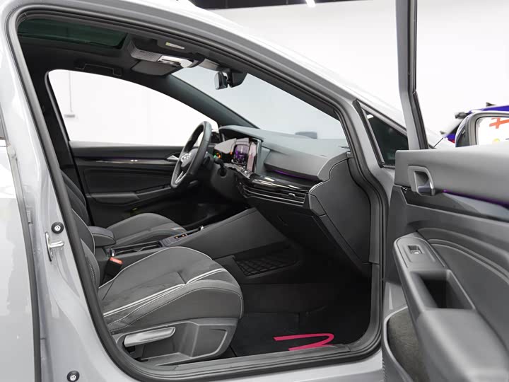 Фото 23 - Volkswagen Golf