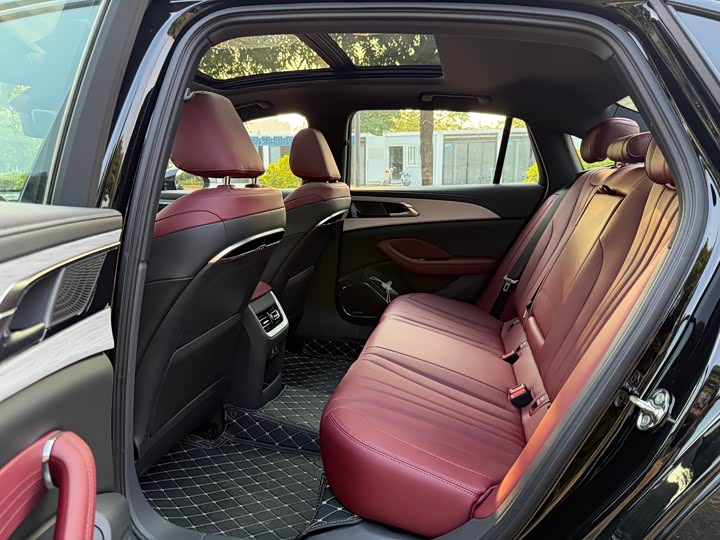 Фото 11 - Hongqi H5