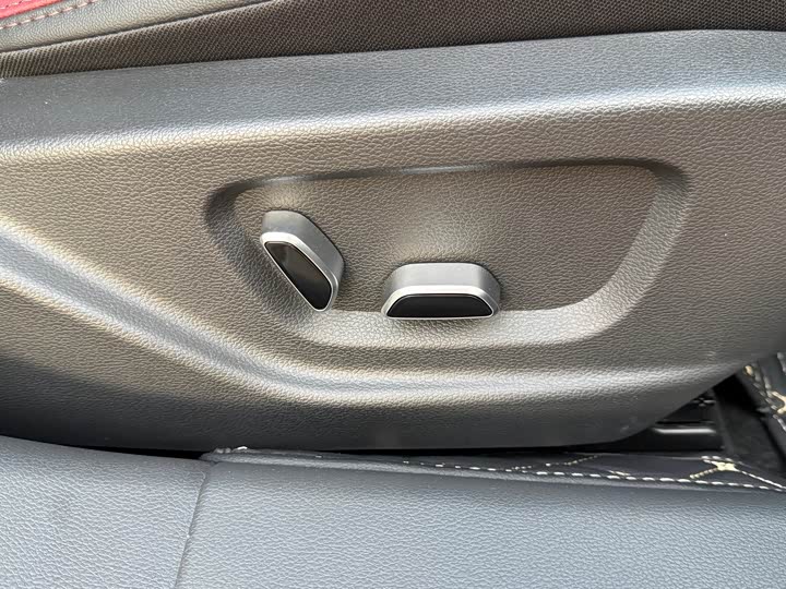 Фото 23 - Hongqi H5