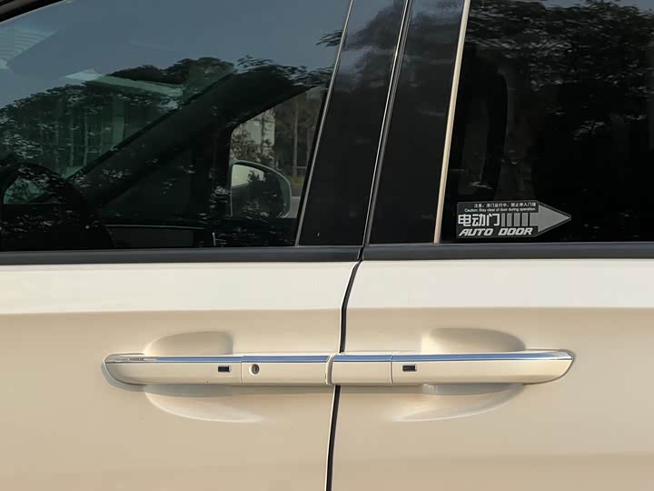 Фото 21 - Buick GL8 ES