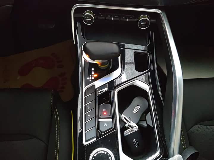 Фото 14 - Geely Tugella S