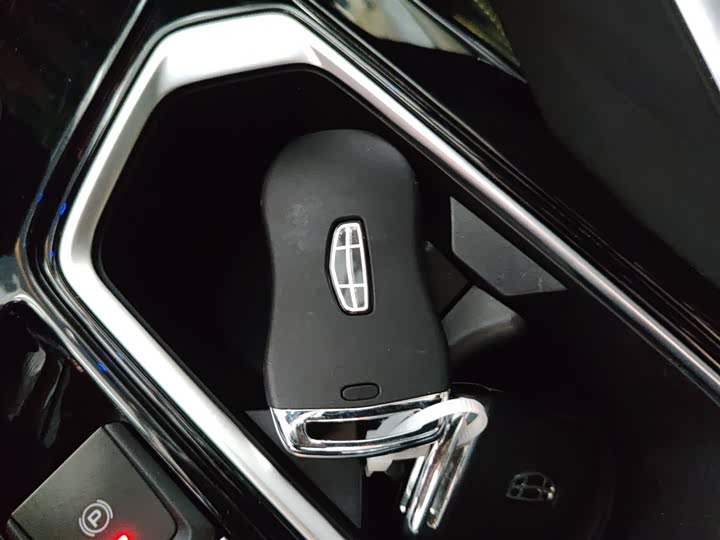 Фото 9 - Geely Tugella S