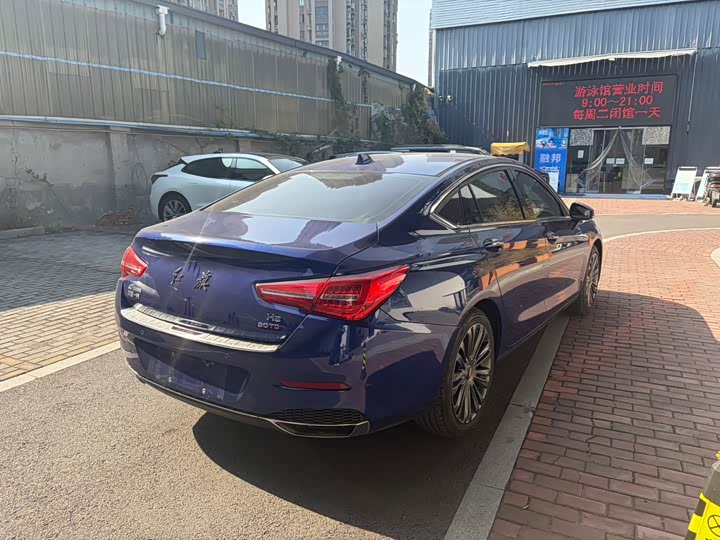 Фото 7 - Hongqi H5