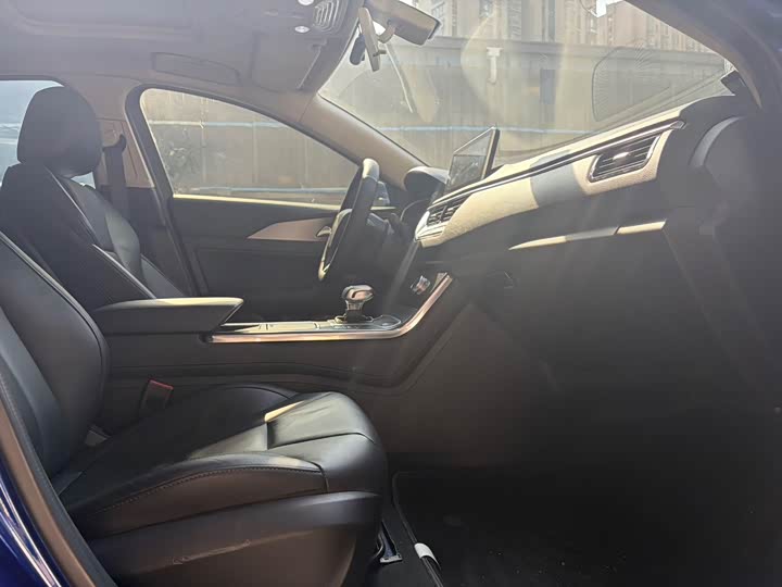 Фото 8 - Hongqi H5