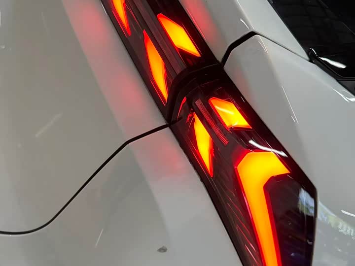 Фото 12 - Geely Galaxy L7